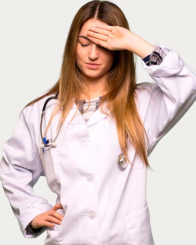 женщина врач в белом халате прикладывает руку ко лбу